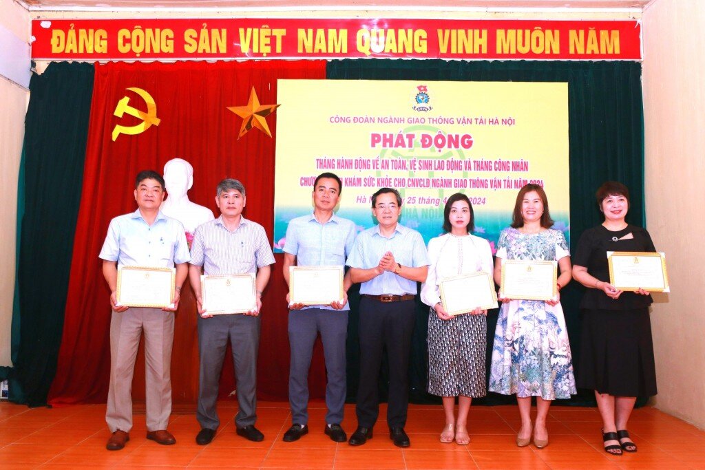 Ông Nguyễn Chính Hữu - Phó Chủ tịch Liên đoàn Lao động Thành phố Hà Nội (thứ 4 từ trái sang) trao khen thưởng cho các công đoàn cơ sở có thành tích xuất sắc trong công tác An toàn vệ sinh lao động. Ảnh: CĐN