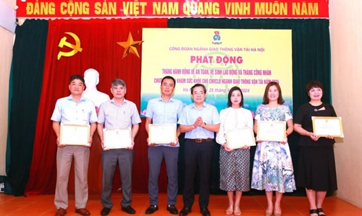 Ông Nguyễn Chính Hữu - Phó Chủ tịch Liên đoàn Lao động Thành phố Hà Nội (thứ 4 từ trái sang) trao khen thưởng cho các công đoàn cơ sở có thành tích xuất sắc trong công tác An toàn vệ sinh lao động. Ảnh: CĐN