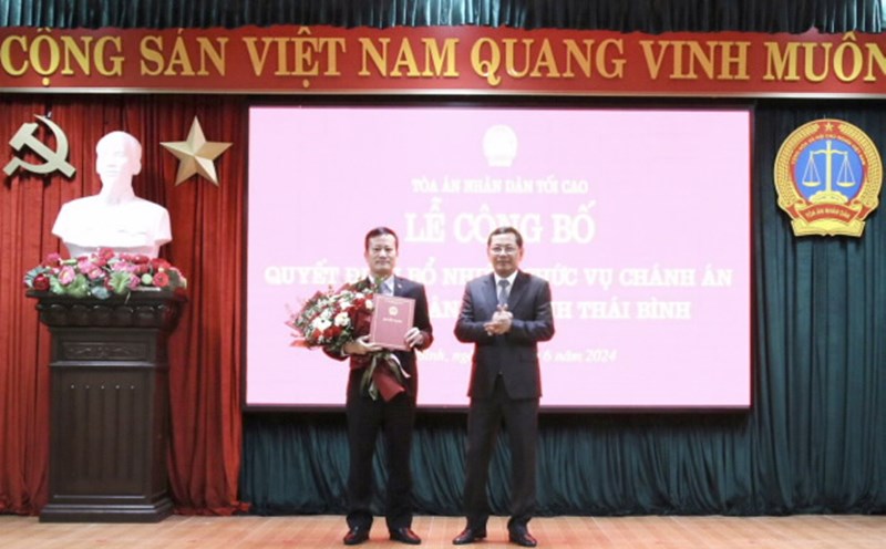 Ông Đỗ Mạnh Tăng (trái) nhận quyết định bổ nhiệm. Ảnh: TAND Tối cao