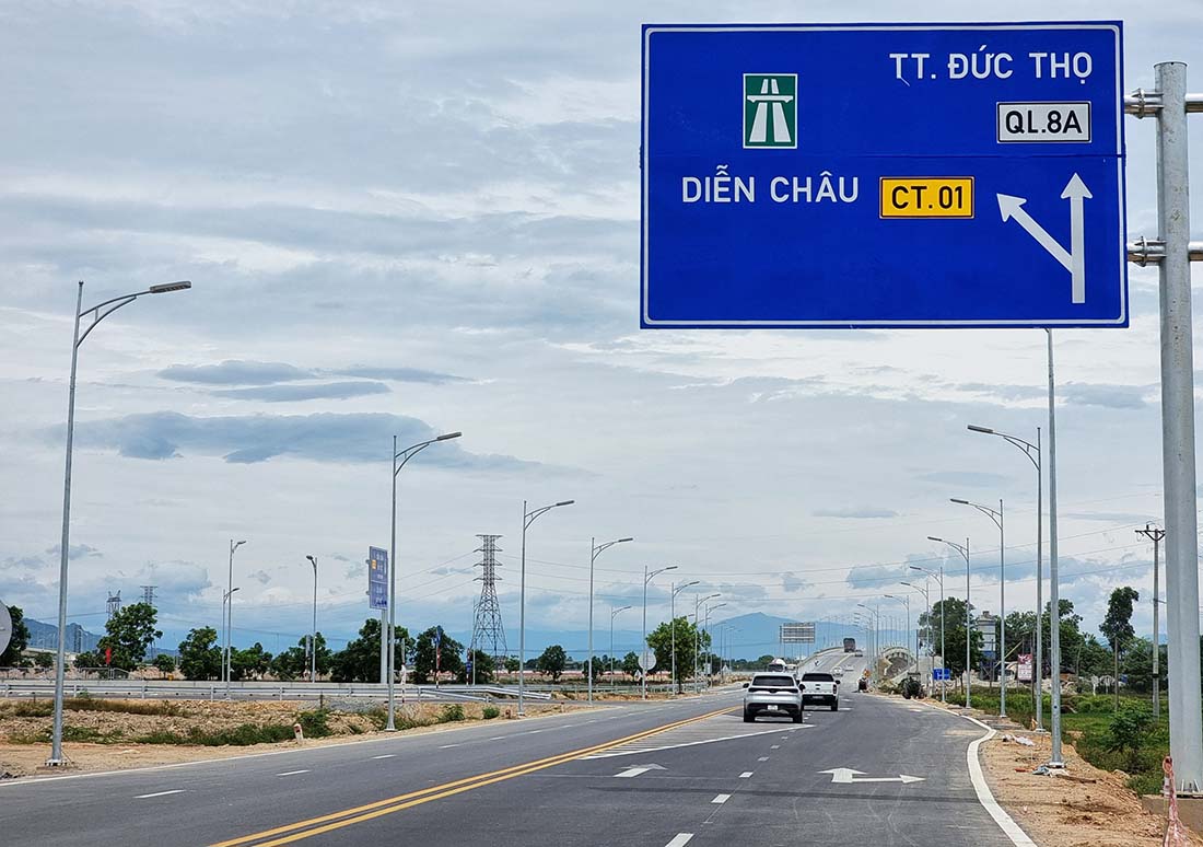 Hệ thống kết nối giữa quốc lộ 8A và tuyến cuối cao tốc Diễn Châu – Bãi Vọt đã hoàn chỉnh. Ảnh: Quang Đại