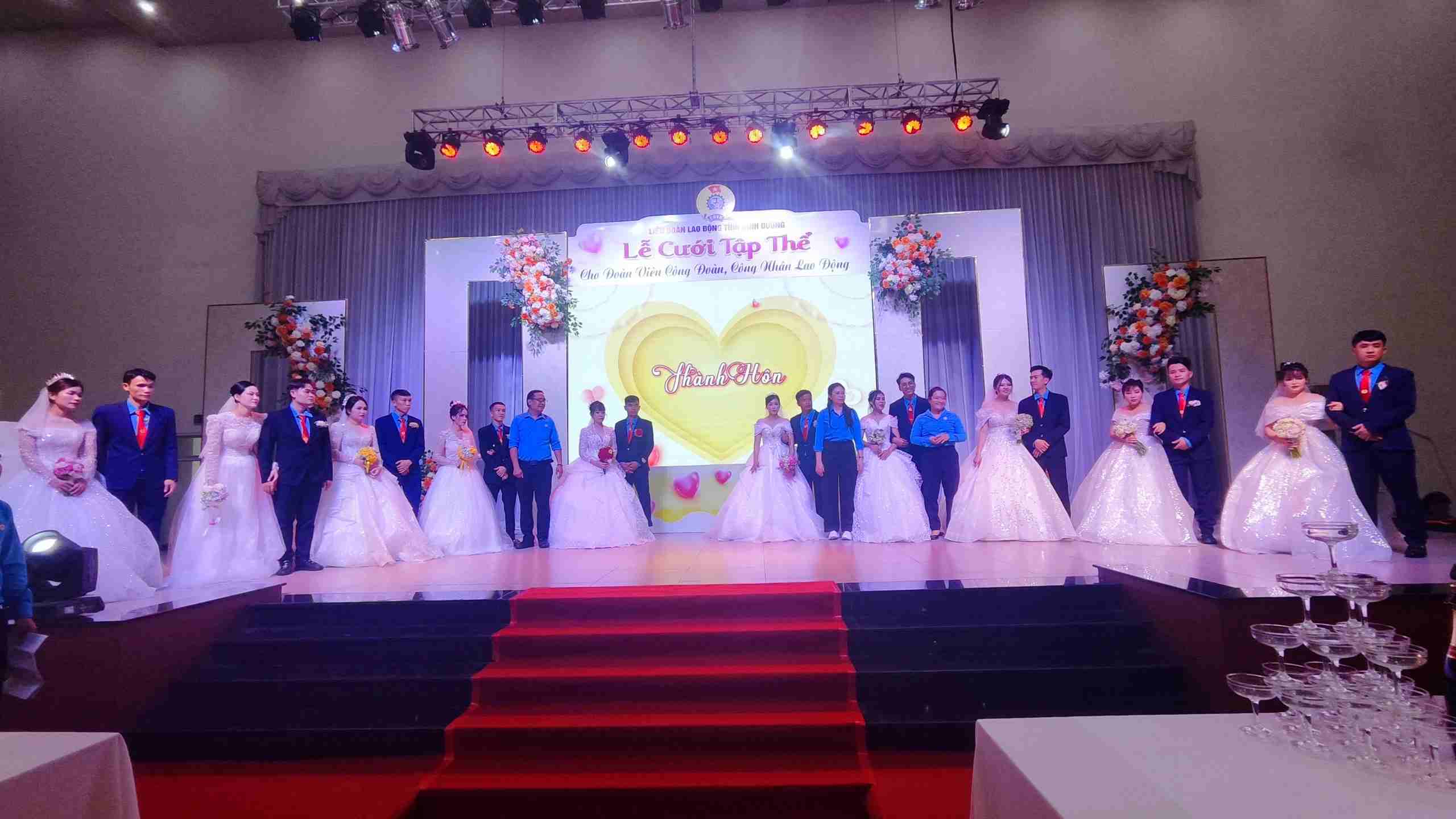 10 cặp đôi hạnh phúc trong lễ cưới tập thể do LĐLĐ tỉnh Bình Dương tổ chức. Ảnh: Quang Huy