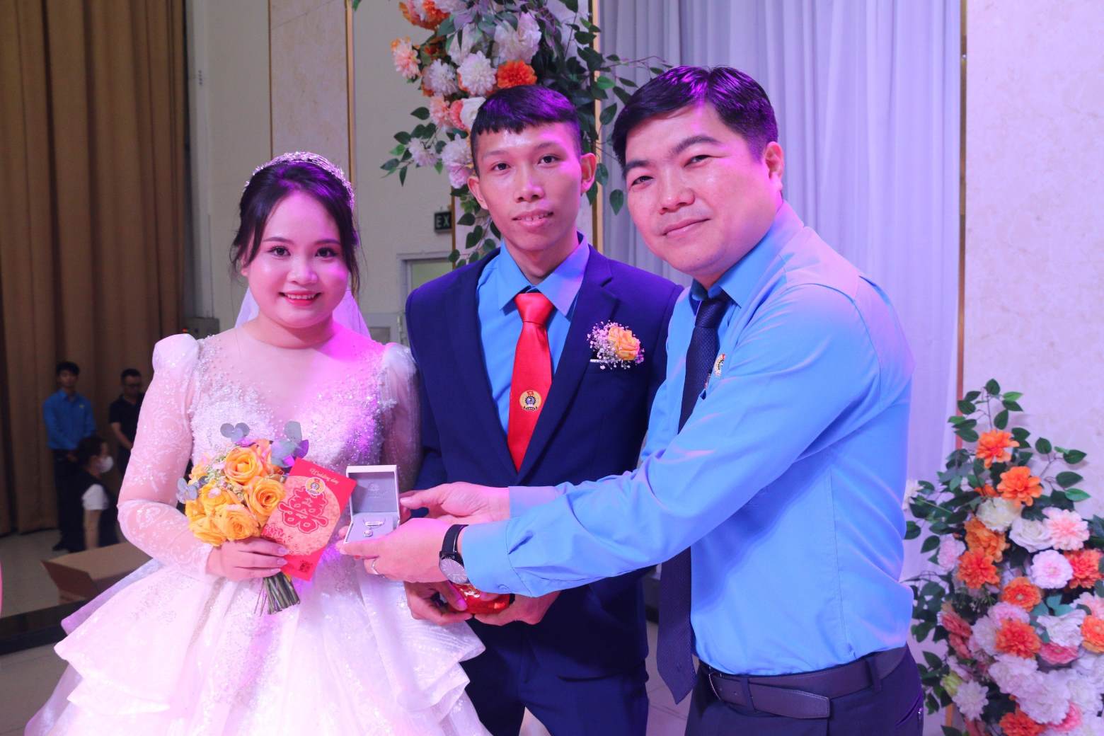 Ông Nguyễn Tấn Đạt - Phó Chủ tịch LĐLĐ tỉnh Bình Dương trao quà cưới cho cặp đôi. Ảnh: Quang Huy