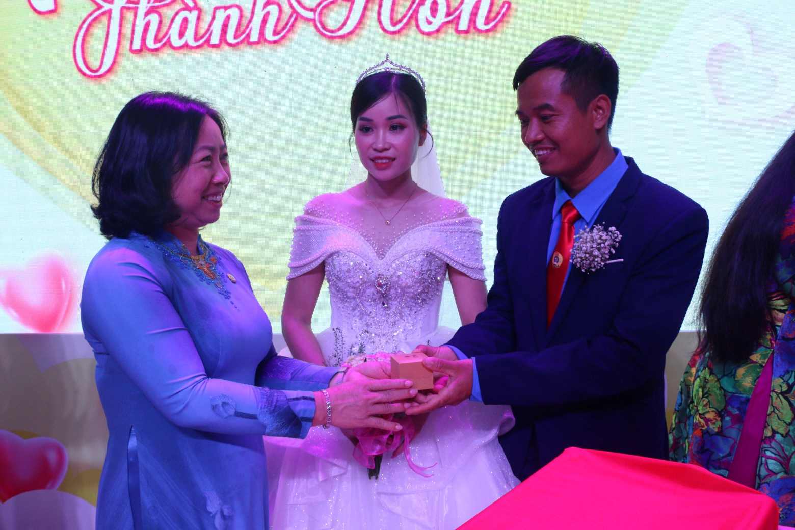 Bà Thái Thu Xương - Phó Chủ tịch Tổng LĐLĐ Việt Nam trao quà cho các cặp đôi. Ảnh: Đình Trọng