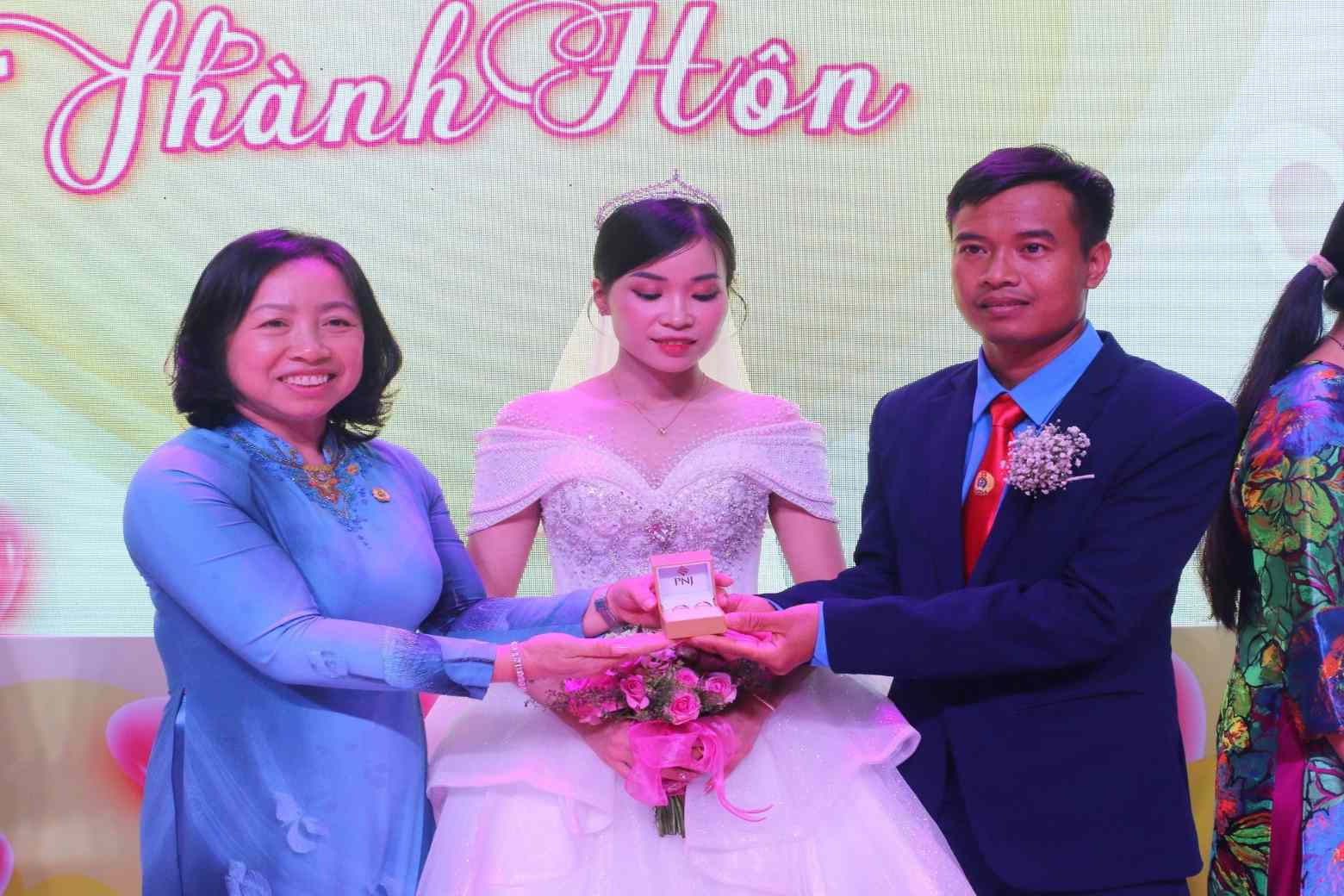 Bà Thái Thu Xương - Phó Chủ tịch Thường trực Tổng LĐLĐ Việt Nam (bên trái) dự lễ cưới tập thể ở Bình Dương. Ảnh: Quang Huy