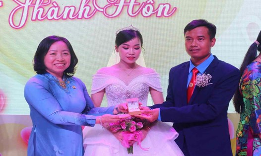 Bà Thái Thu Xương - Phó Chủ tịch Thường trực Tổng LĐLĐ Việt Nam (bên trái) dự lễ cưới tập thể ở Bình Dương. Ảnh: Quang Huy