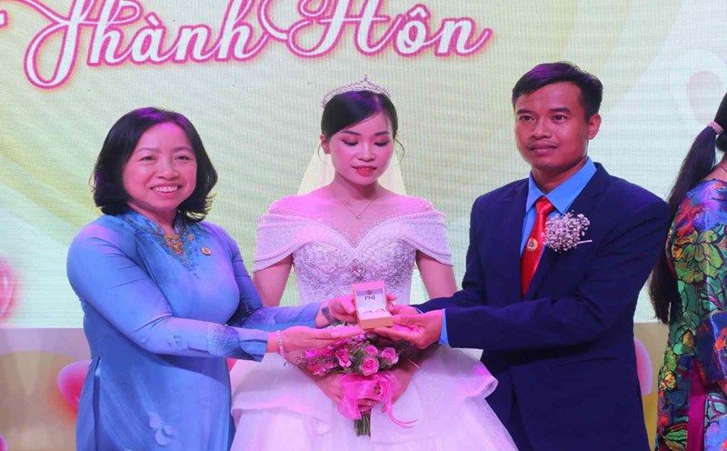 Bà Thái Thu Xương - Phó Chủ tịch Thường trực Tổng LĐLĐ Việt Nam (bên trái) dự lễ cưới tập thể ở Bình Dương. Ảnh: Quang Huy