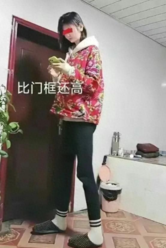 Cô gái Trung Quốc cao 2m26 lên mạng tìm chồng vì chiều cao quá nổi bật. Ảnh: 