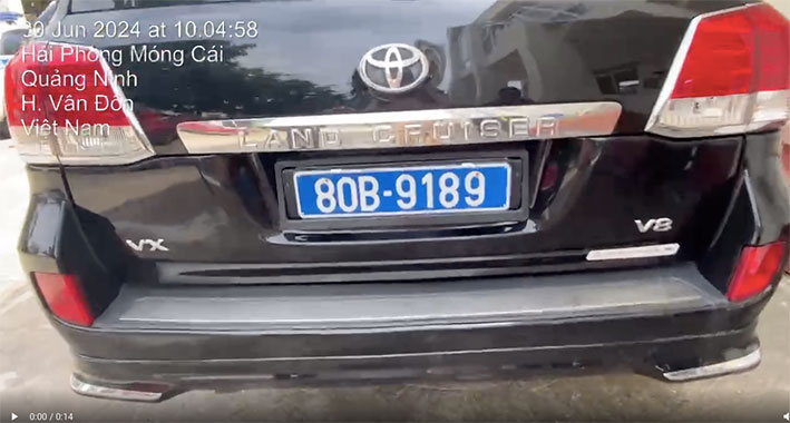 Tài xế đã dùng biển số của một cơ quan Trung ương để lắp cho xe cá nhân. Ảnh cắt từ clip của Cục Cảnh sát giao thông