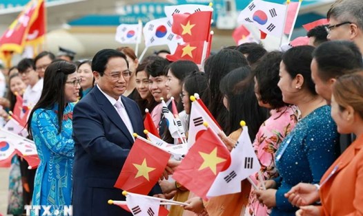 Cộng đồng người Việt Nam tại Hàn Quốc chào đón Thủ tướng Chính phủ Phạm Minh Chính và Phu nhân. Ảnh: TTXVN