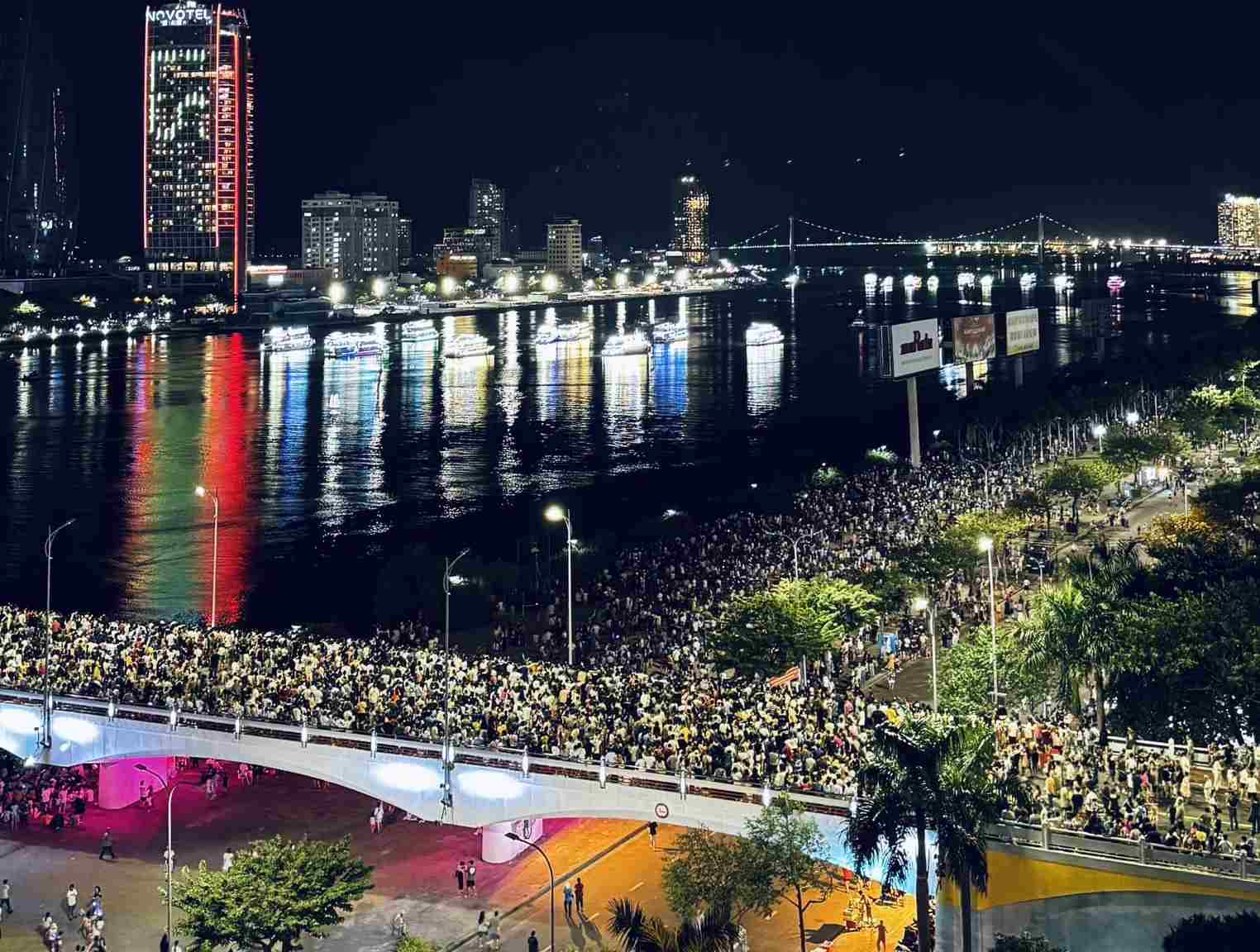 Cuộc thi trình diễn pháo hoa quốc tế đang diễn ra, thu hút đông đảo du khách về Đà Nẵng. Ảnh: Sơn Lê