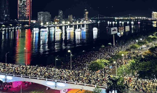 Cuộc thi trình diễn pháo hoa quốc tế đang diễn ra, thu hút đông đảo du khách về Đà Nẵng. Ảnh: Sơn Lê
