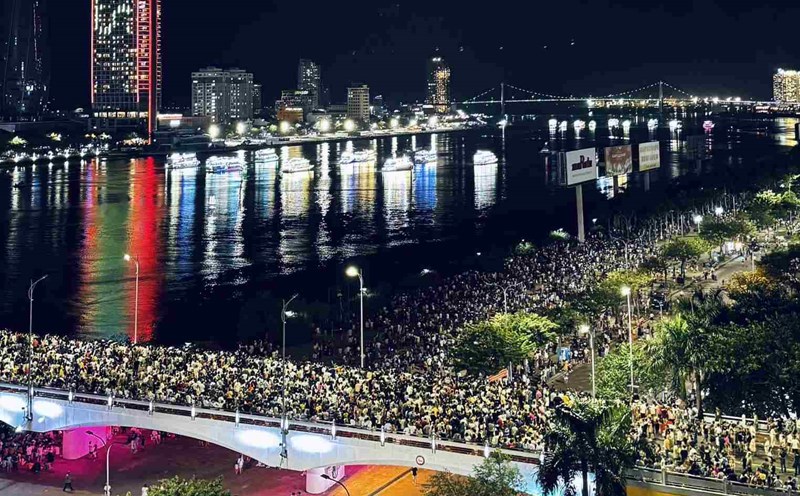 Cuộc thi trình diễn pháo hoa quốc tế đang diễn ra, thu hút đông đảo du khách về Đà Nẵng. Ảnh: Sơn Lê