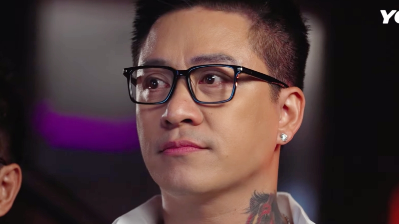 Tuấn Hưng xúc động khi nhận được lời chúc từ các con. Ảnh: Cắt từ video.