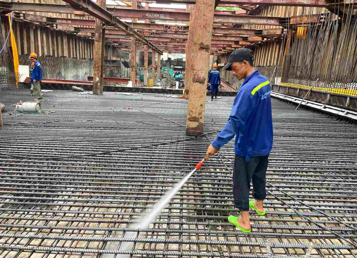 Công nhân thi công dự án hầm chui Nguyễn Văn Linh - Nguyễn Hữu Thọ.  Ảnh: Minh Quân