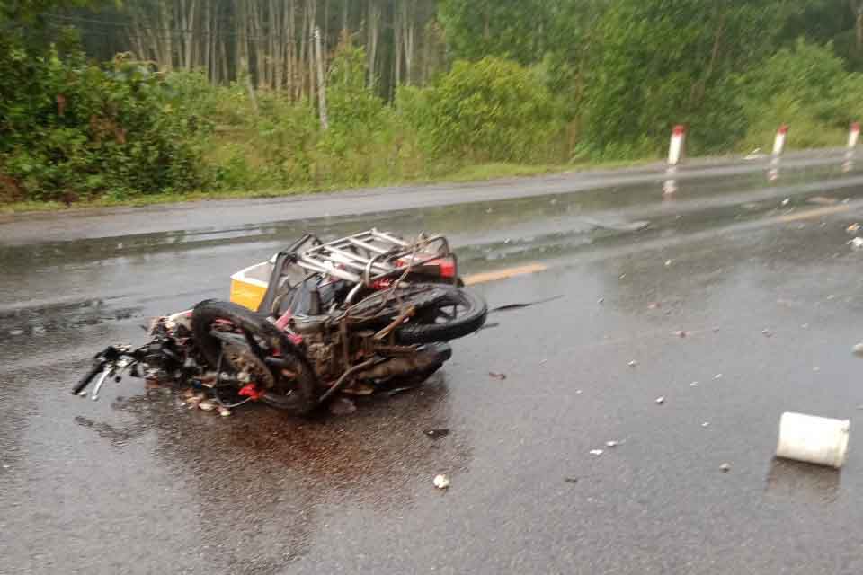 Vụ tai nạn khiến người phụ nữ điều khiển xe máy này tử vong tại chỗ. Ảnh: Quang Tuấn.