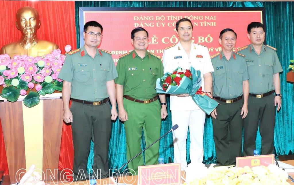 Giám đốc Công an tỉnh Đồng Nai - Đại tá Nguyễn Hồng Phong (giữa) nhận quyết định giữ chức Bí thư Đảng ủy Công an tỉnh này. Ảnh: Công an tỉnh Đồng Nai