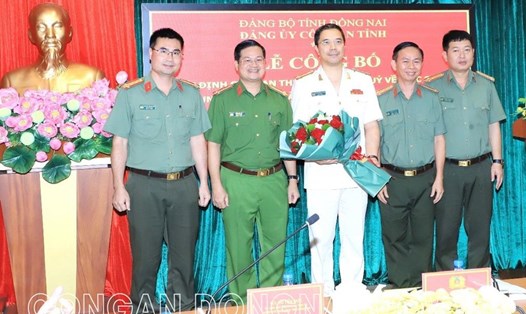 Giám đốc Công an tỉnh Đồng Nai - Đại tá Nguyễn Hồng Phong (giữa) nhận quyết định giữ chức Bí thư Đảng ủy Công an tỉnh này. Ảnh: Công an tỉnh Đồng Nai