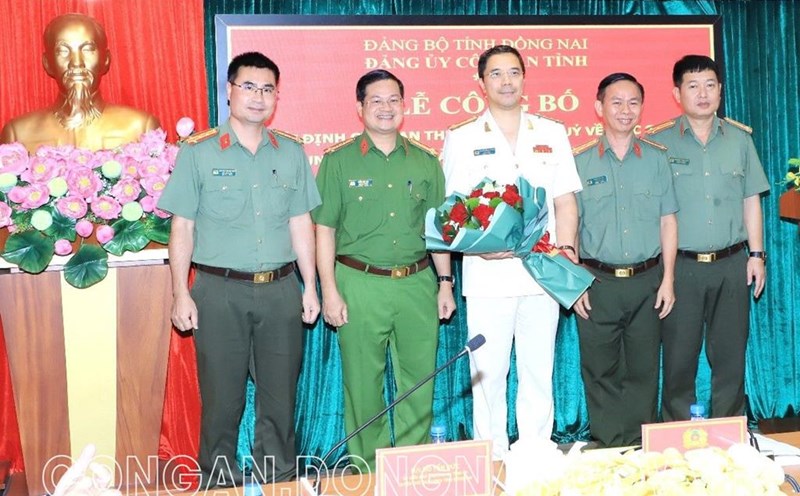 Giám đốc Công an tỉnh Đồng Nai - Đại tá Nguyễn Hồng Phong (giữa) nhận quyết định giữ chức Bí thư Đảng ủy Công an tỉnh này. Ảnh: Công an tỉnh Đồng Nai