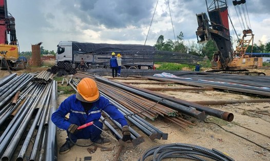 Công nhân tất bật thi công dự án đường Hoàng Sa - Dốc Sỏi ở Quảng Ngãi. Ảnh: Viên Nguyễn