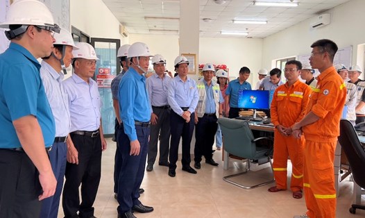Lãnh đạo Tổng LĐLĐVN và Công đoàn Điện lực Việt Nam động viên công nhân xây dựng dự án đường dây 500kV mạch 3. Ảnh: CĐĐLVN