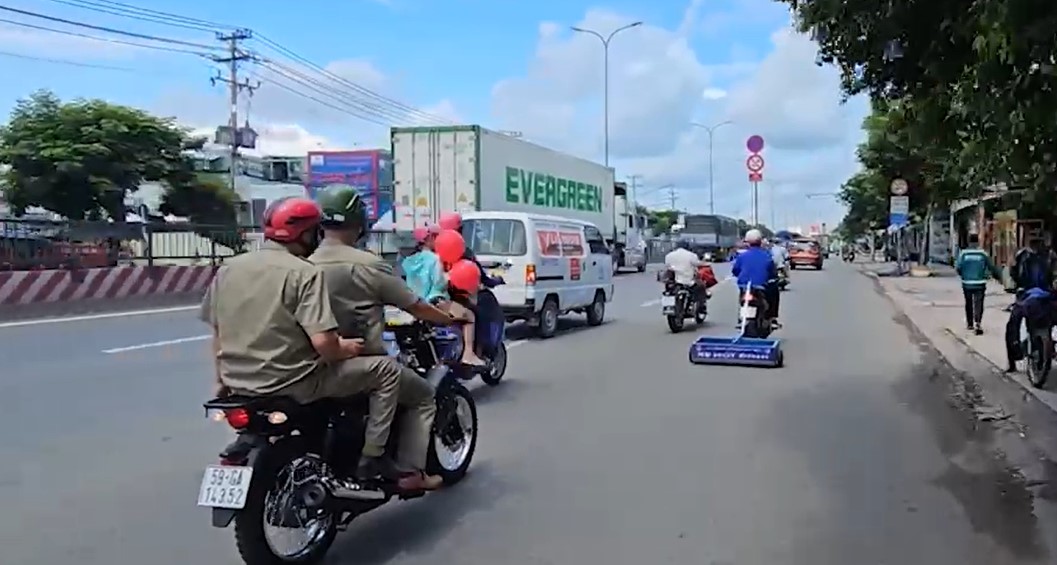 Đoàn Thanh niên phường Trung Mỹ Tây, Quận 12, TPHCM phối hợp Công an phường ra quân hút đinh dọc tuyến Quốc lộ 1 (đoạn từ cầu vượt Quang Trung về cầu vượt An Sương). Ảnh: Minh Tâm