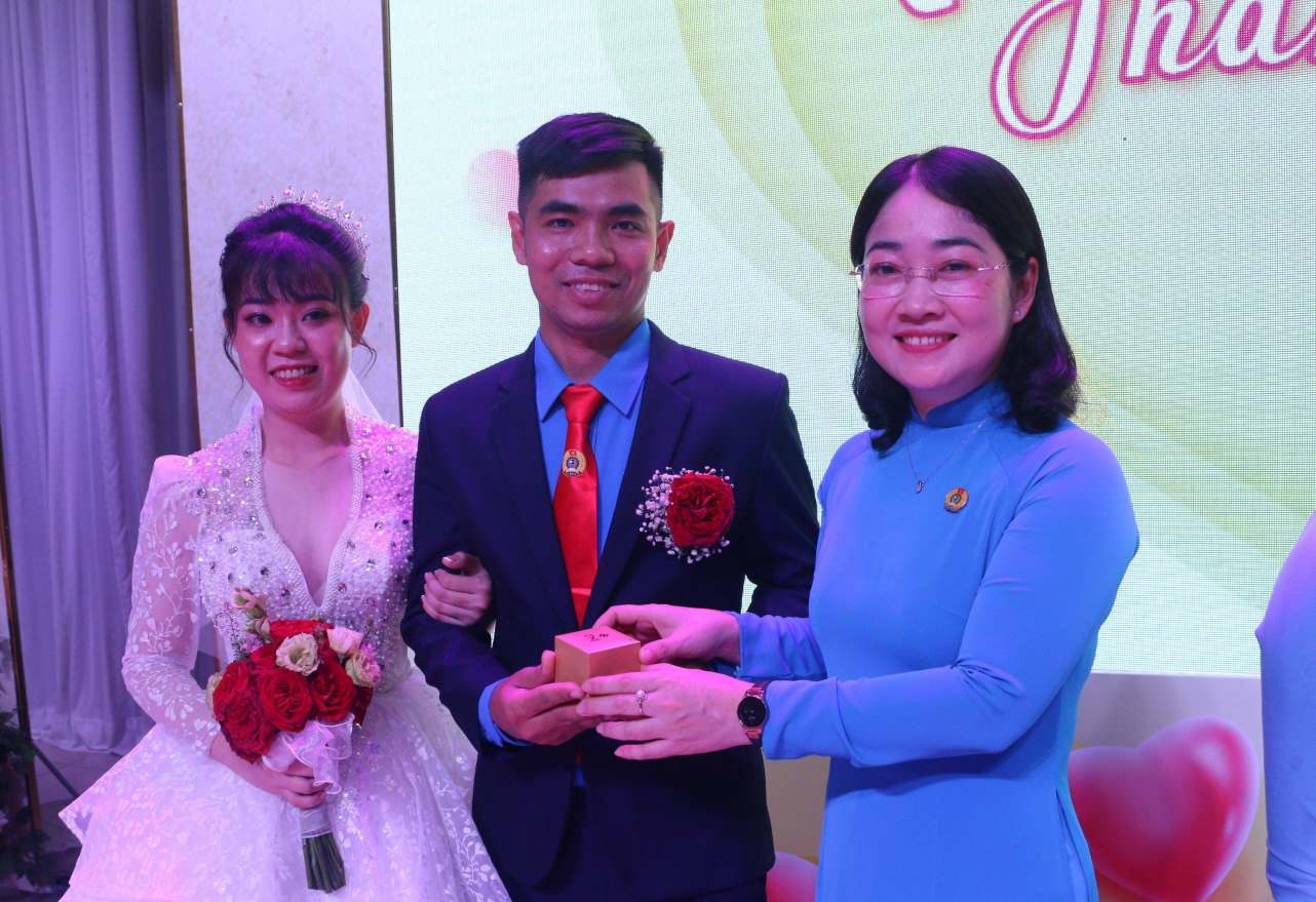 Bà Nguyễn Kim Loan - Chủ tịch LĐLĐ tỉnh Bình Dương trao quà cho các cặp đôi. Ảnh: Quang Huy