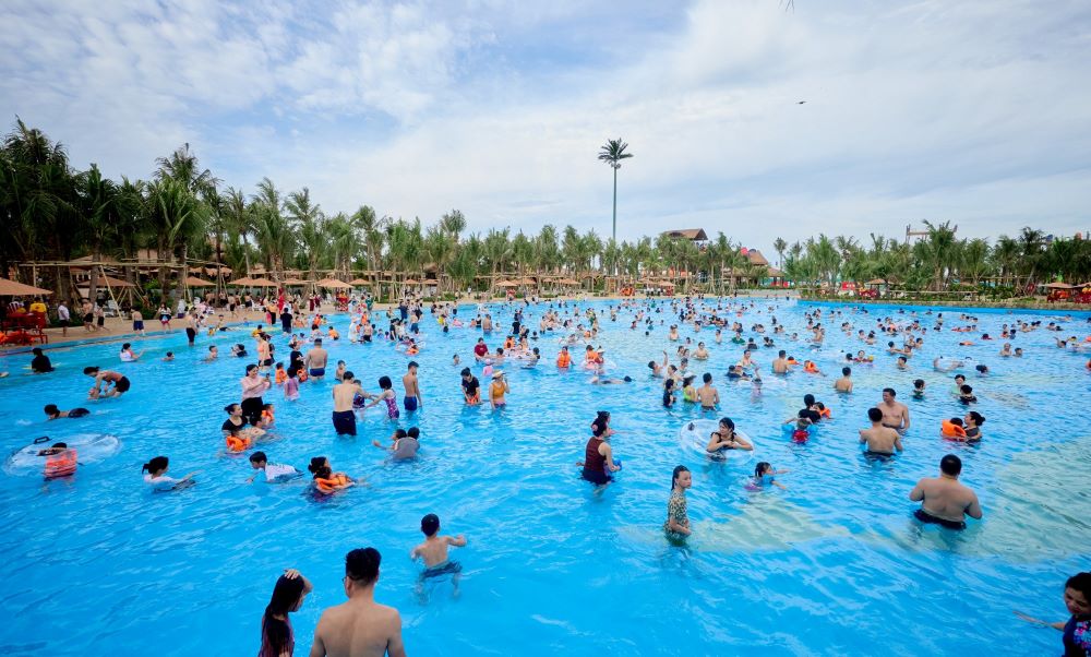 Theo đại diện Tập đoàn Sun Group, chỉ khoảng 1 giờ đồng hồ sau lễ khai trương, đã có hơn 4.000 lượt khách mua vé vào vui chơi tại công viên nước Sầm Sơn. Ảnh: Minh Hoàng