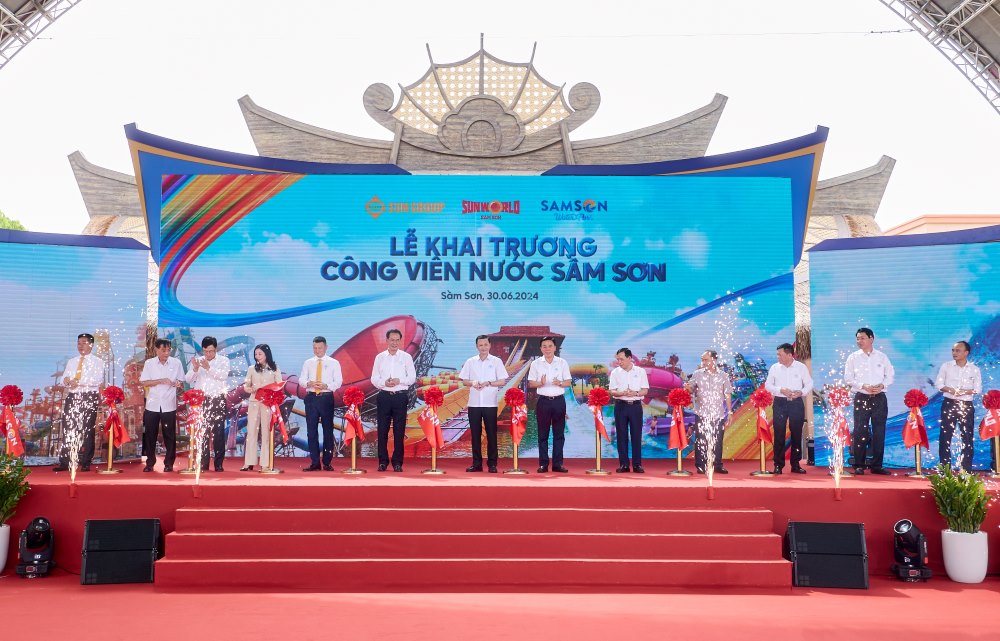 Đại diện lãnh đạo Tỉnh ủy, UBND tỉnh Thanh Hóa và Tập đoàn Sun Group tiến hành lễ khai trương Công viên nước Sầm Sơn. Ảnh: Minh Hoàng