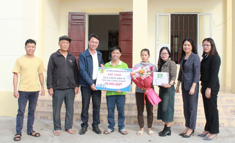 Công đoàn công ty và công đoàn huyện hỗ trợ gia đình anh Tuyến sửa nhà. Ảnh: Nhân vật cung cấp