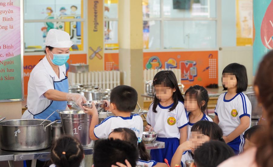 Một bữa ăn bán trú của học sinh TPHCM trong năm học 2023-2024. Ảnh: Chân Phúc