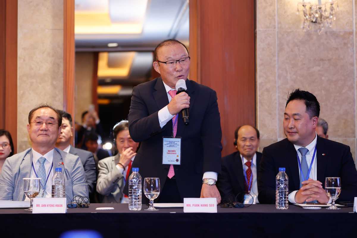 Ông Park Hang Seo, nguyên huấn luyện viên trưởng đội tuyển bóng đá Việt Nam, phát biểu. Ảnh: VGP