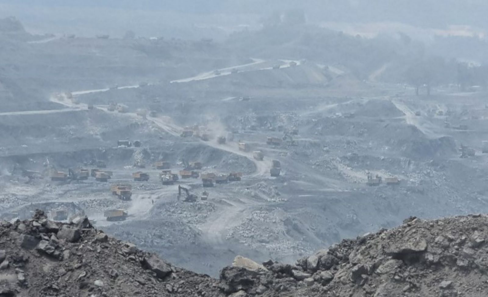 Một địa điểm khai thác than khổng lồ ở trên đất Lào gần Cửa khẩu quốc tế La Lay. Ảnh: Hưng Thơ.