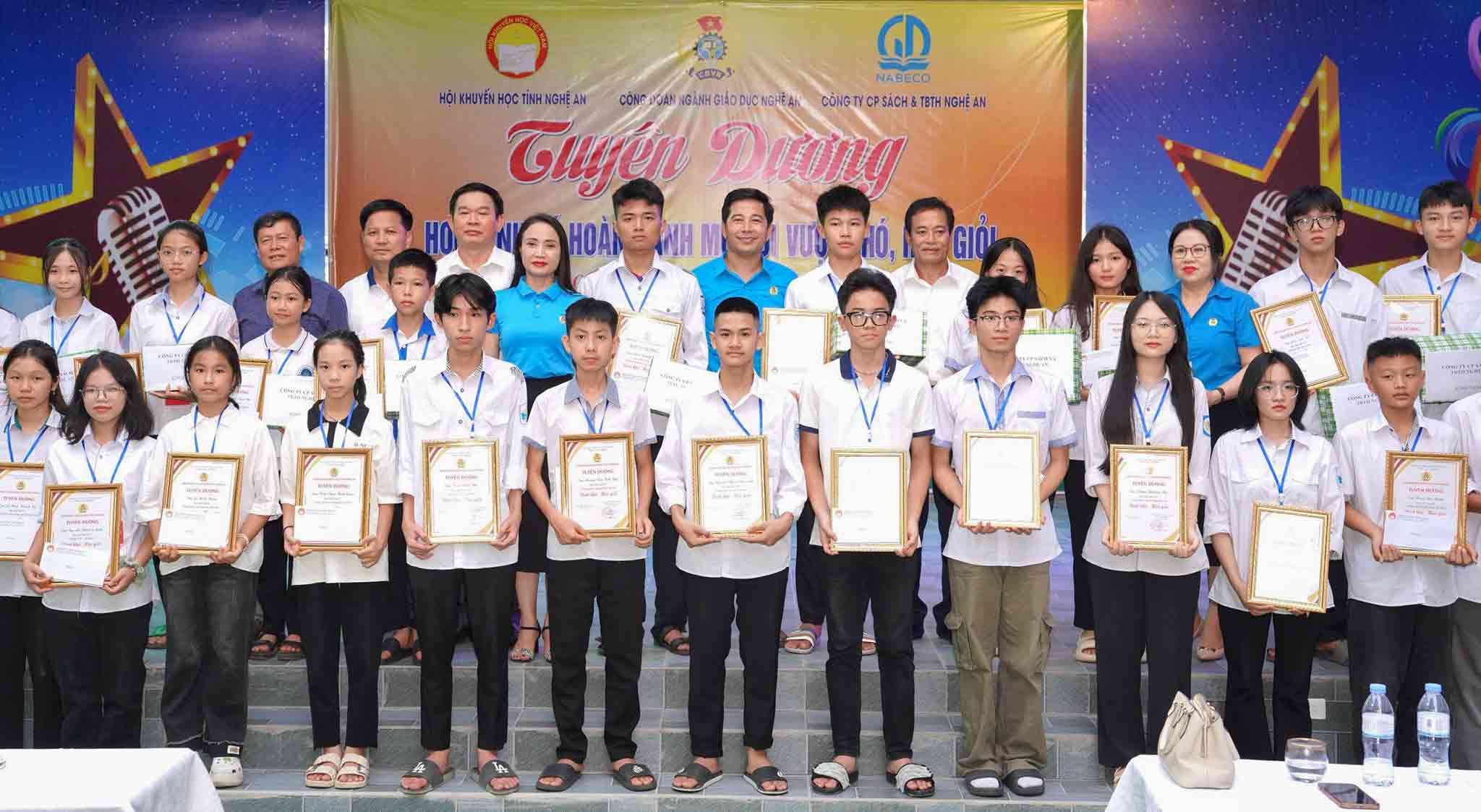 Công đoàn ngành Giáo dục Nghệ An tuyên dương 51 học sinh có hoàn cảnh mô côi vượt khó, học giỏi. Ảnh: Duy Chương.