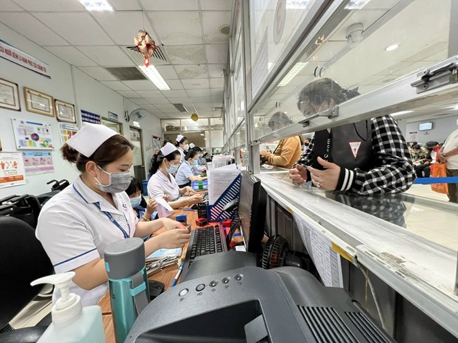 Người dân đăng ký khám bệnh bằng CCCD. Ảnh: NGUYỄN LY
