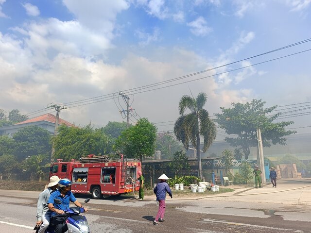 Cháy lớn tại Bình Định, ước thiệt hại hàng chục tỉ đồng. Ảnh: Hoài Luân 