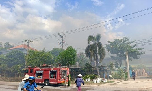 Cháy lớn tại nhà xưởng ở Bình Định. Ảnh: Hoài Luân
