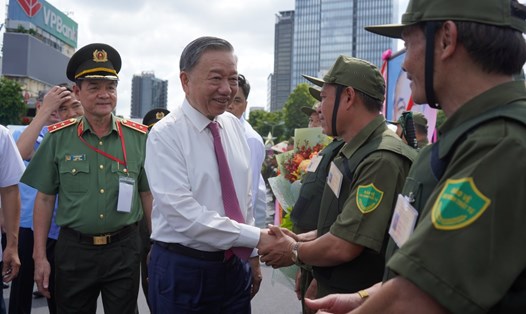 Chủ tịch nước Tô Lâm thăm hỏi lực lượng an ninh trật tự ở cơ sở tại TPHCM.  Ảnh: Minh Quân