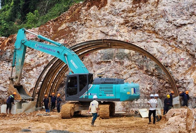 Những mũi khoan đầu tiên phá núi đá, đào hầm sâu trên tuyến cao tốc Đồng Đăng - Trà Lĩnh