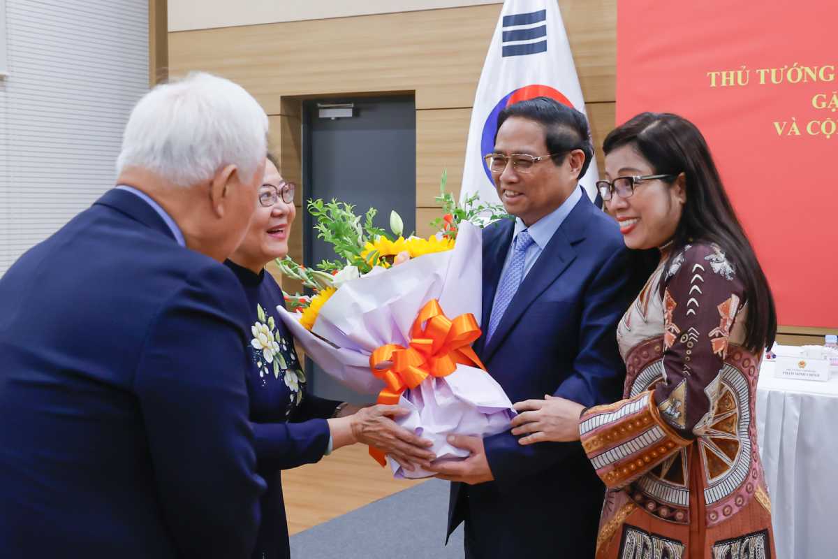 Bà con kiều bào tặng hoa Thủ tướng và Phu nhân. Ảnh: VGP