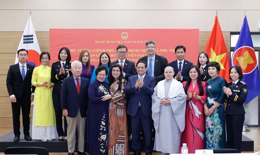 Thủ tướng Chính phủ Phạm Minh Chính và Phu nhân gặp gỡ cộng đồng người Việt Nam tại Hàn Quốc. Ảnh: VGP