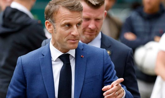 Tổng thống Pháp Emmanuel Macron rời phòng bỏ phiếu ở Le Touquet, Pháp, ngày 30.6.2024. Ảnh: AFP