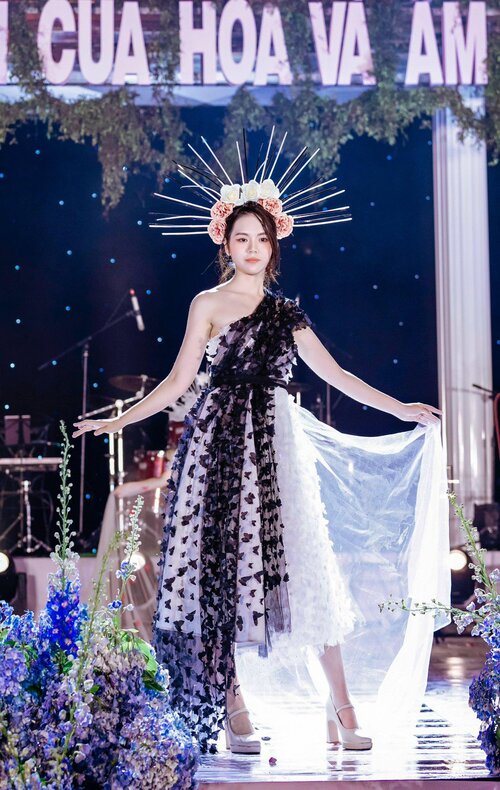 Hoa hậu Du lịch Việt Nam 2022 - Lương Kỳ Duyên như nữ thần sải bước trên sàn catwalk. Ảnh: NVCC