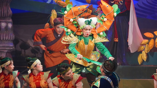 Việt Hương làm đạo diễn và đóng một vai trong vở kịch của mình. Ảnh: NSCC.