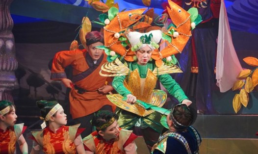 Việt Hương làm đạo diễn và đóng một vai trong vở kịch của mình. Ảnh: NSCC.