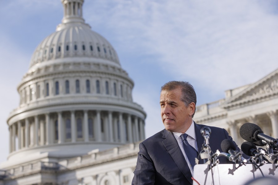 Hunter Biden - con trai của Tổng thống Mỹ Joe Biden - phát biểu bên ngoài Điện Capitol ngày 13.12.2023. Ảnh: Xinhua