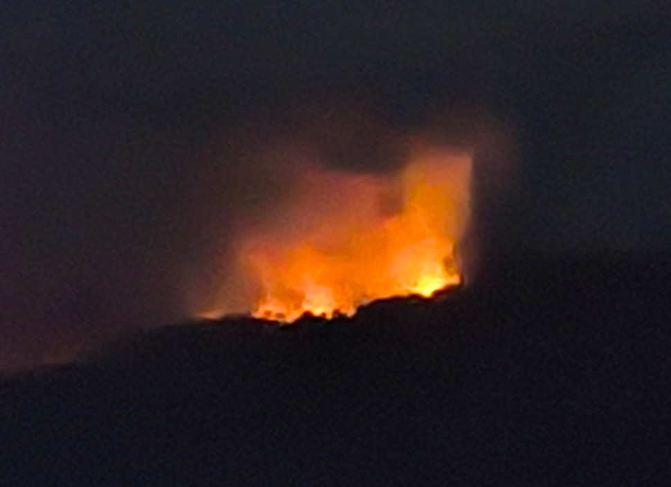 Cháy rừng ở núi Chóp Vung (huyện Tuy Phước, Bình Định). Ảnh: Hoài Luân