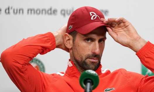 Novak Djokovic không hài lòng với công tác chăm sóc mặt sân tại giải Pháp Mở rộng. Ảnh: Roland Garros