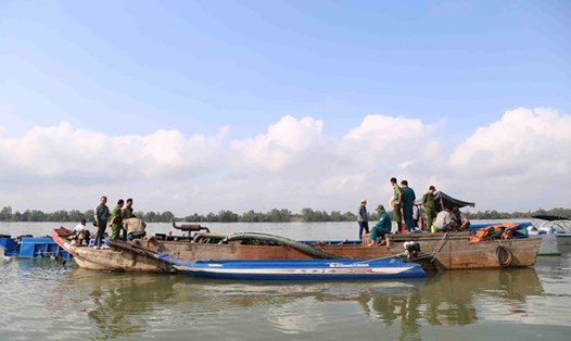 Công an huyện Kế Sách (Sóc Trăng) bắt quả tang 2 tàu khai thác cát trái phép trên sông Hậu. Ảnh: Đức Trung
