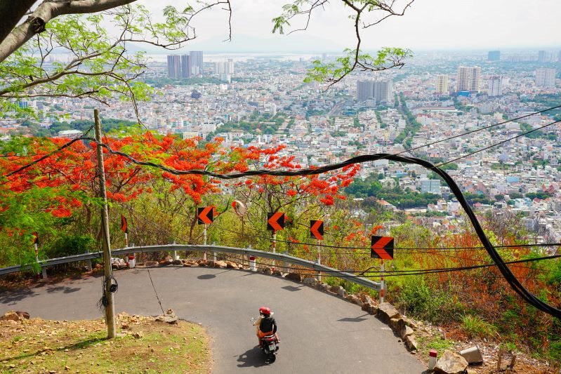 Là một người đam mê chụp ảnh, anh Hiếu và bạn gái không thể bỏ lỡ cơ hội lưu giữ những khoảnh khắc tuyệt đẹp này. Anh chia sẻ: “Mình cầm lái, bạn gái ngồi sau với chiếc máy ảnh, tuy vội vàng nhưng chúng mình vẫn kịp ghi lại những bức hình ưng ý.”