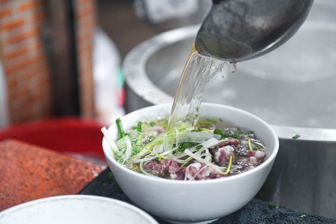 Bát phở đầy đặn có vị đậm đà hơn nhiều nơi. Ảnh: Trang Vũ